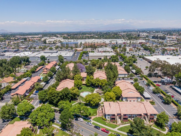 La Palma-based Silver Star Real Estate acquired this 304-unit apartment complex in Riverside, according to CBRE. Terms were not disclosed by the firm. (Courtesy of The Foto Finisher)